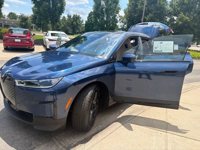 Used 2023 BMW iX xDrive50 w/ Premium Package AWD/4WD image 10