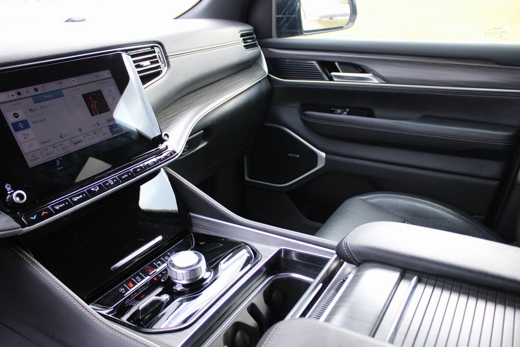 Used 2024 Jeep Wagoneer L Series II w/ Flexible Seating Group image 14