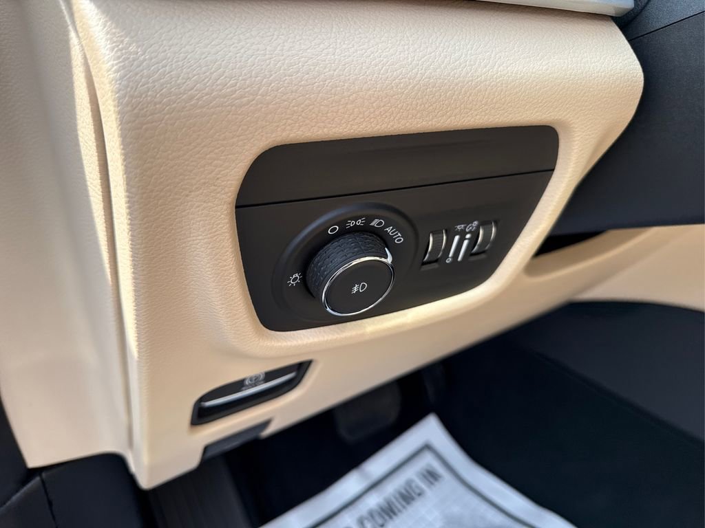 Used 2025 Jeep Grand Cherokee L Limited w/ Luxury Tech Group II image 42