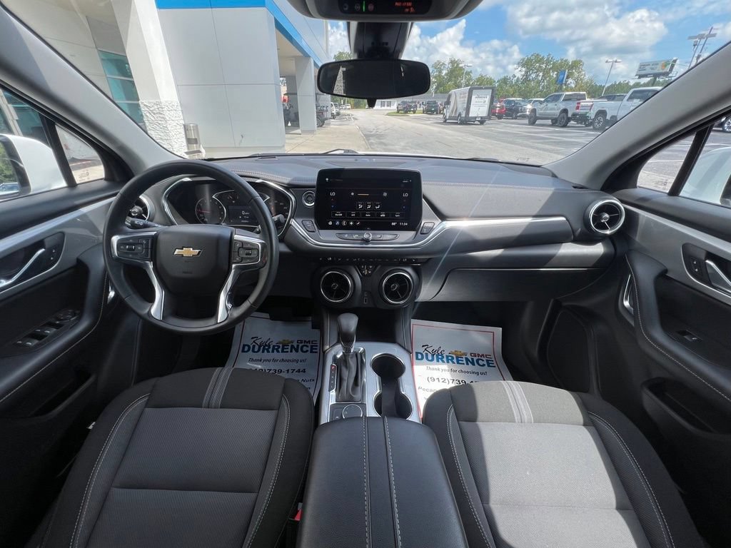 Used 2025 Chevrolet Blazer LT FWD image 2