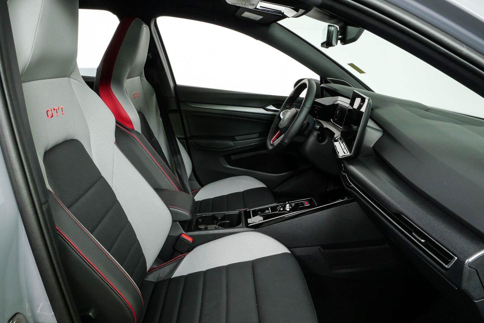 Used 2025 Volkswagen GTI SE FWD image 23