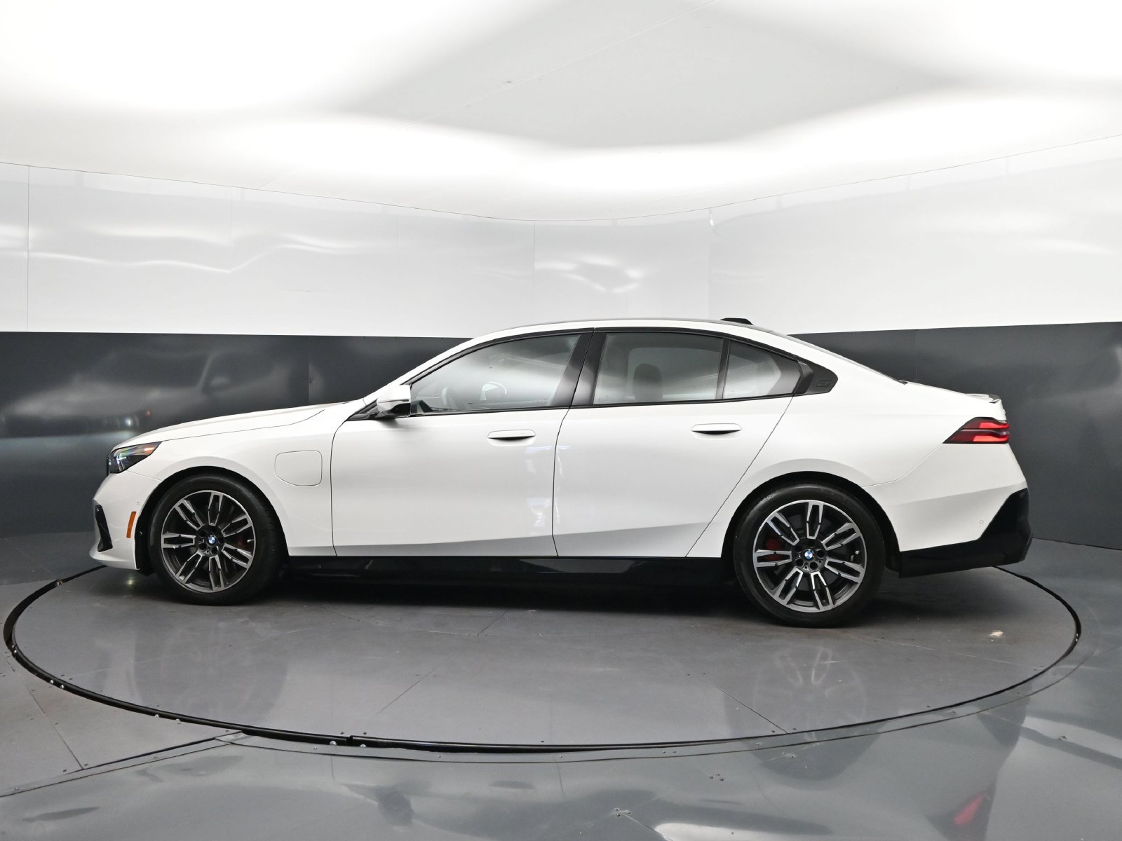 Used 2026 BMW 550e xDrive w/ Premium Package AWD/4WD image 8