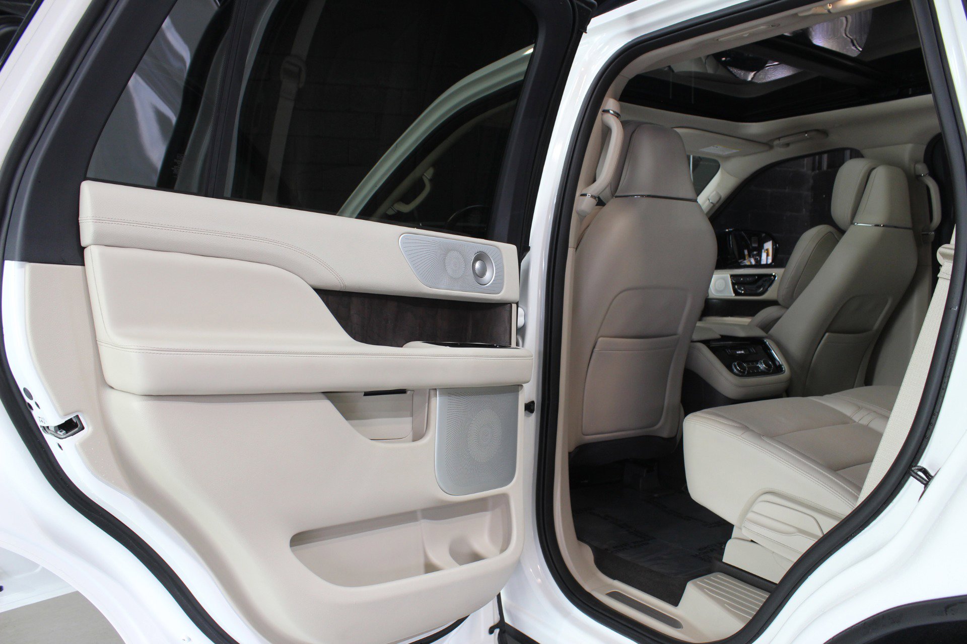 Used 2021 Lincoln Navigator Reserve w/ Luxury Package image 36