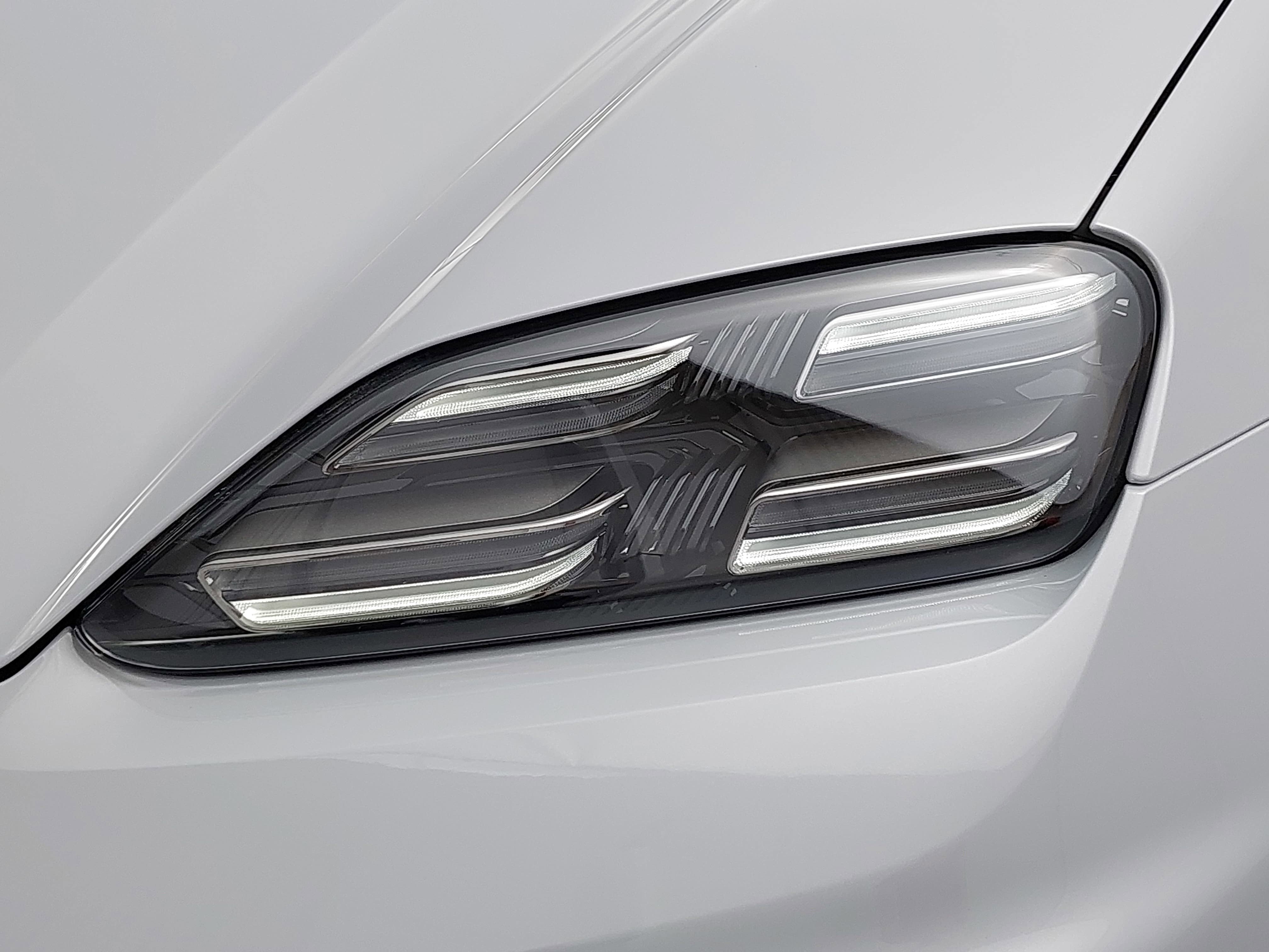 Certified 2025 Porsche Macan Electric RWD image 33