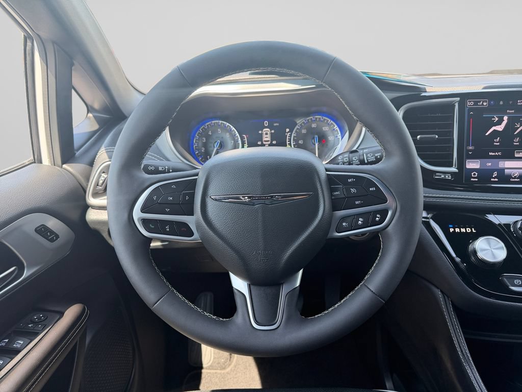 Used 2026 Chrysler Pacifica Limited FWD image 11