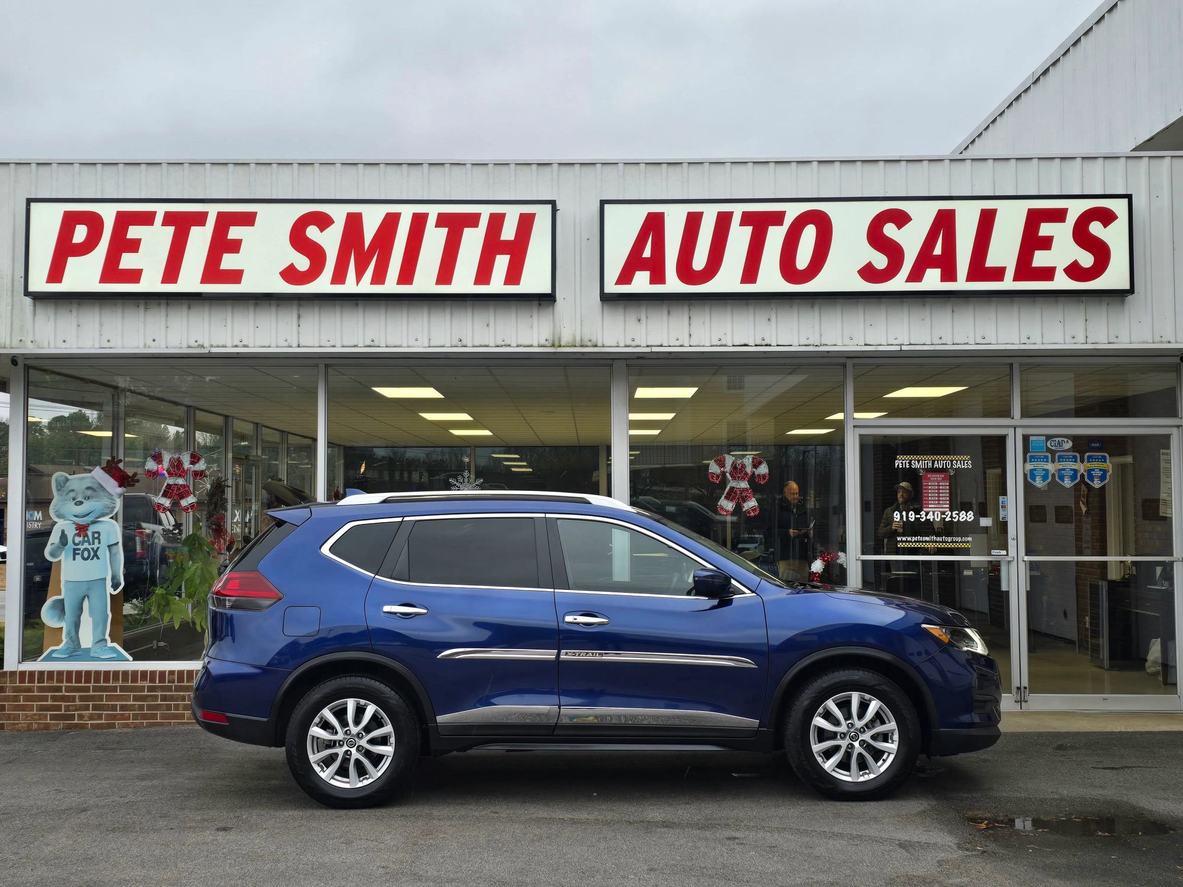 Used 2020 Nissan Rogue SV image 2