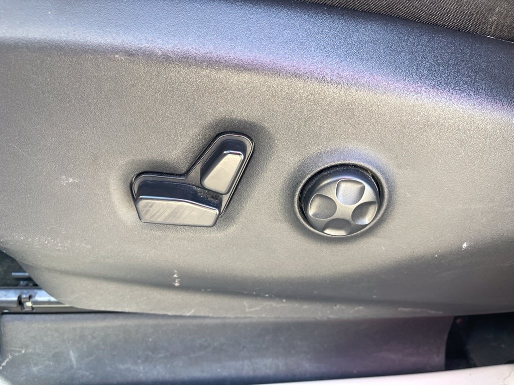 Used 2024 Chrysler Pacifica Touring-L FWD image 10