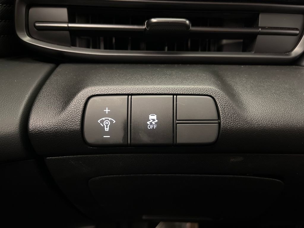 Certified 2025 Hyundai Elantra Sport image 30