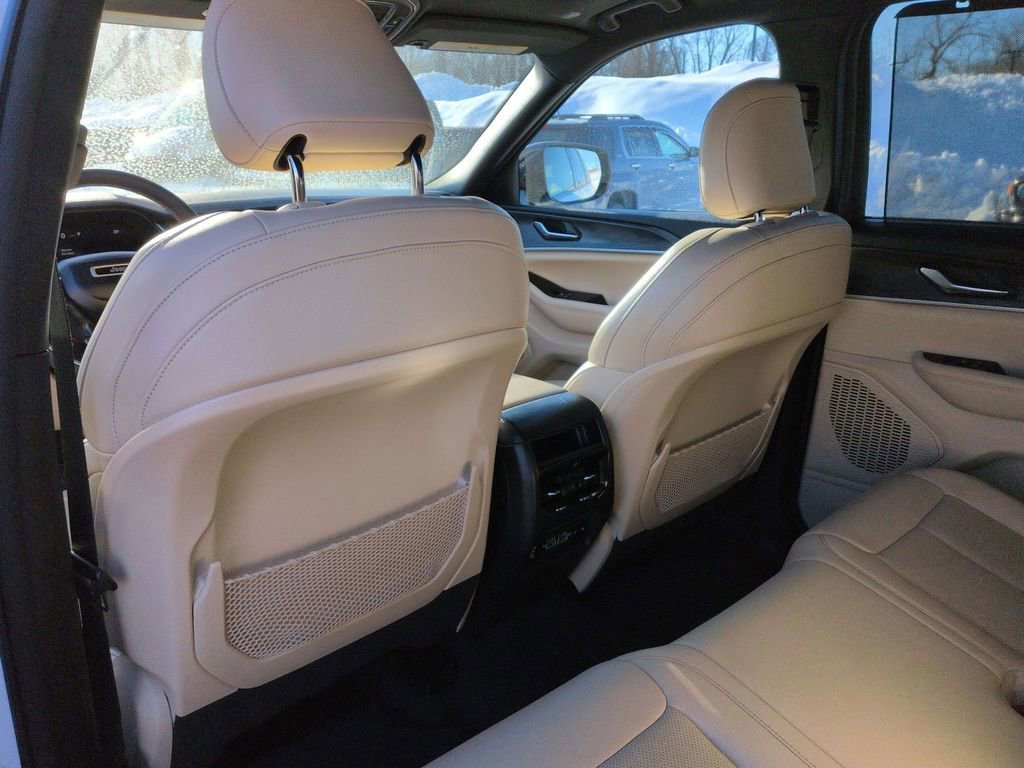 Used 2023 Jeep Grand Cherokee Limited w/ Luxury Tech Group II image 16