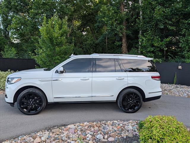 Used 2024 Lincoln Navigator Reserve AWD/4WD image 2
