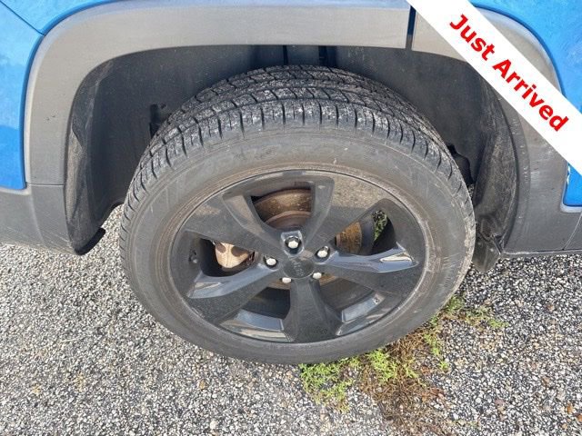 Used 2018 Jeep Cherokee Latitude w/ Altitude Package FWD image 17