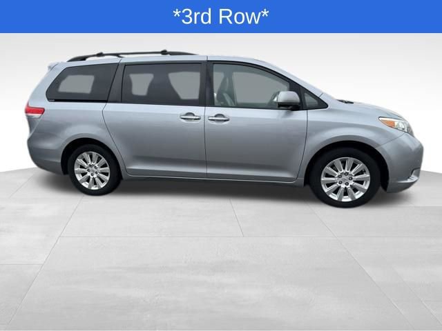 Used 2011 Toyota Sienna Limited w/ Premium Pkg image 2