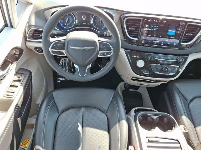 Used 2023 Chrysler Pacifica Touring-L FWD image 12