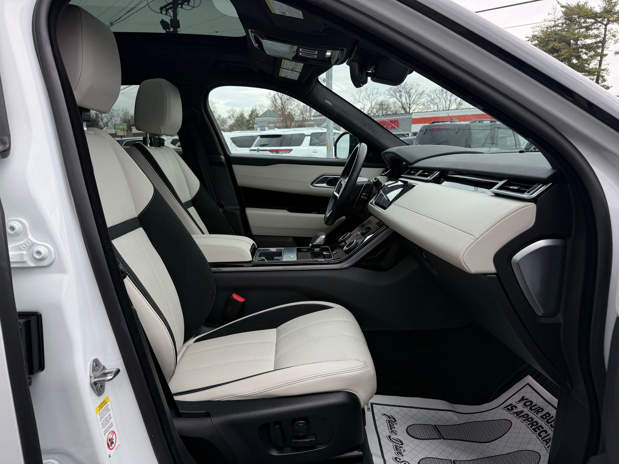 Used 2023 Land Rover Range Rover Velar R-Dynamic S image 21