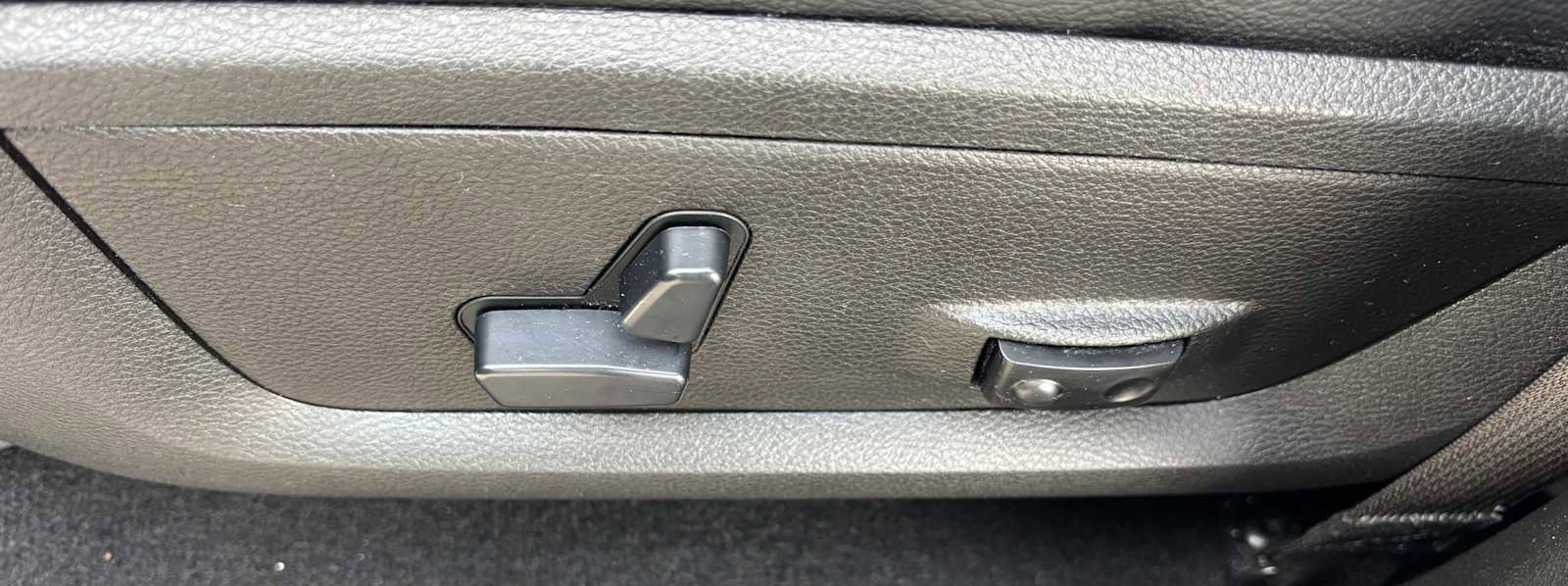 Used 2020 RAM 1500 Classic SLT w/ Luxury Group image 17