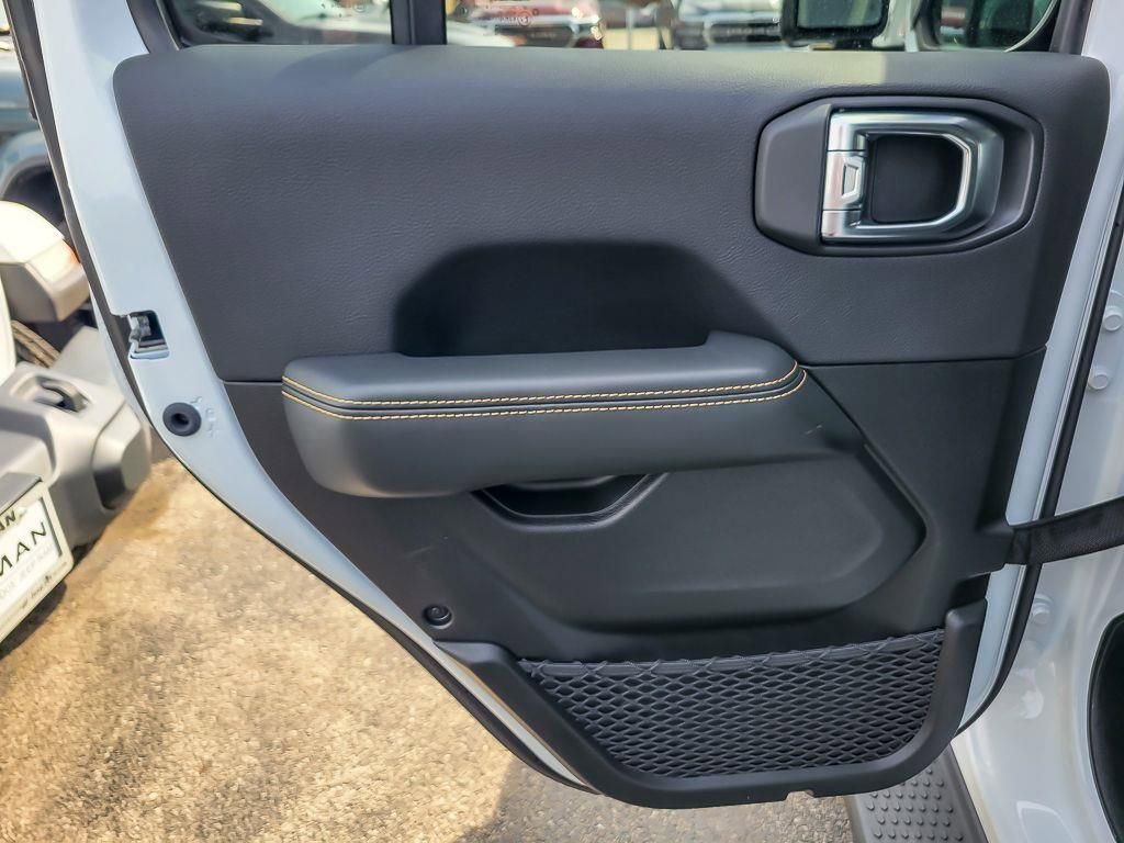 Used 2025 Jeep Wrangler Unlimited Sahara image 18