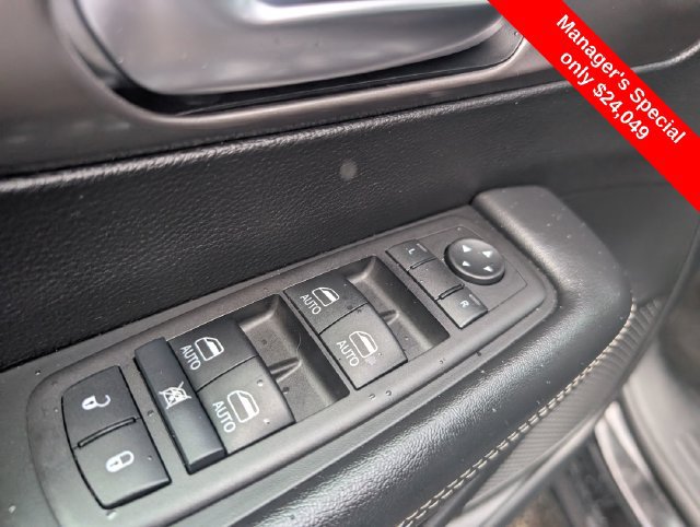 Used 2025 Chrysler Pacifica Select FWD image 18