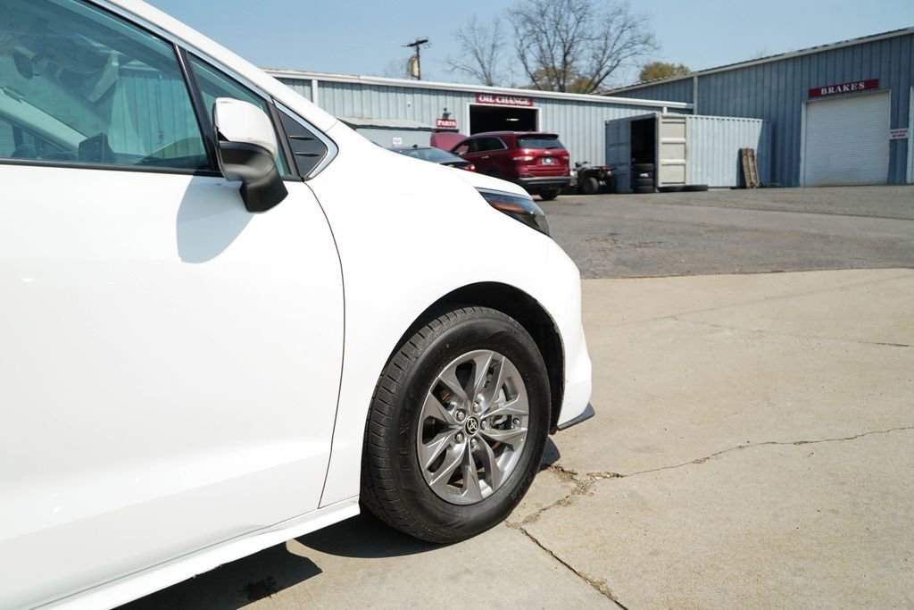 Used 2024 Toyota Sienna LE image 12