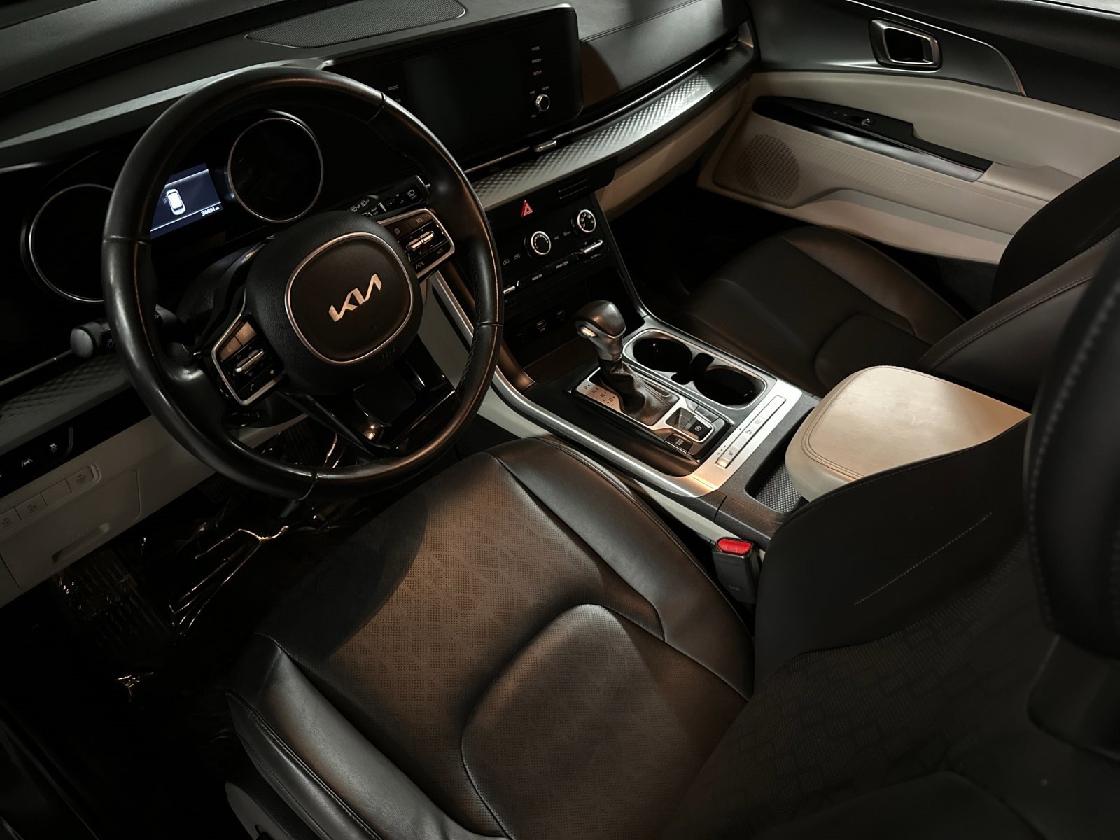 Certified 2024 Kia Carnival LX image 9