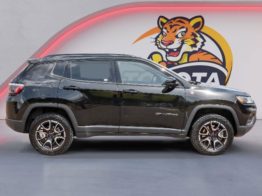 Used 2025 Jeep Compass Trailhawk image 4