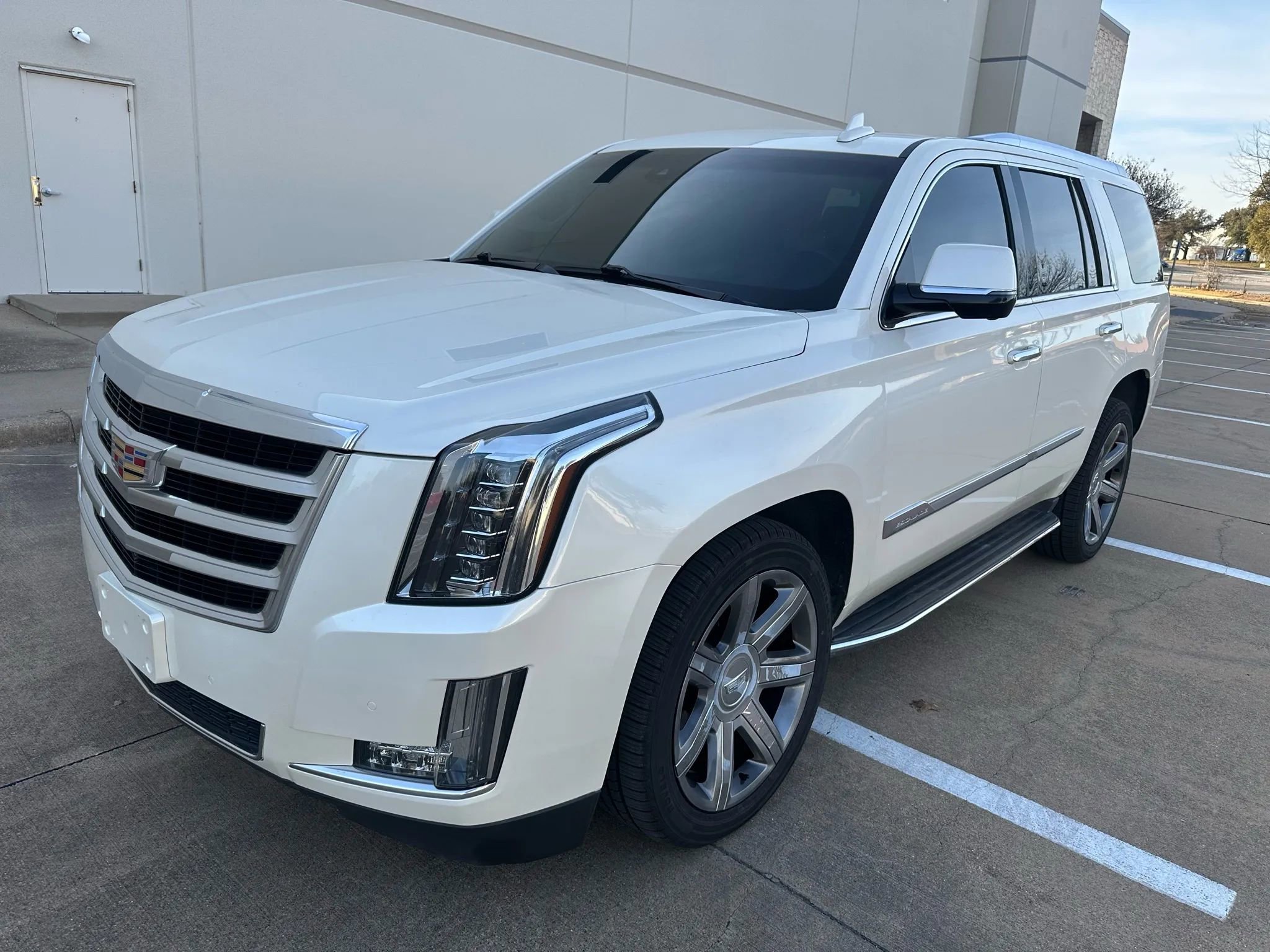 Used 2015 Cadillac Escalade Luxury AWD/4WD image 2