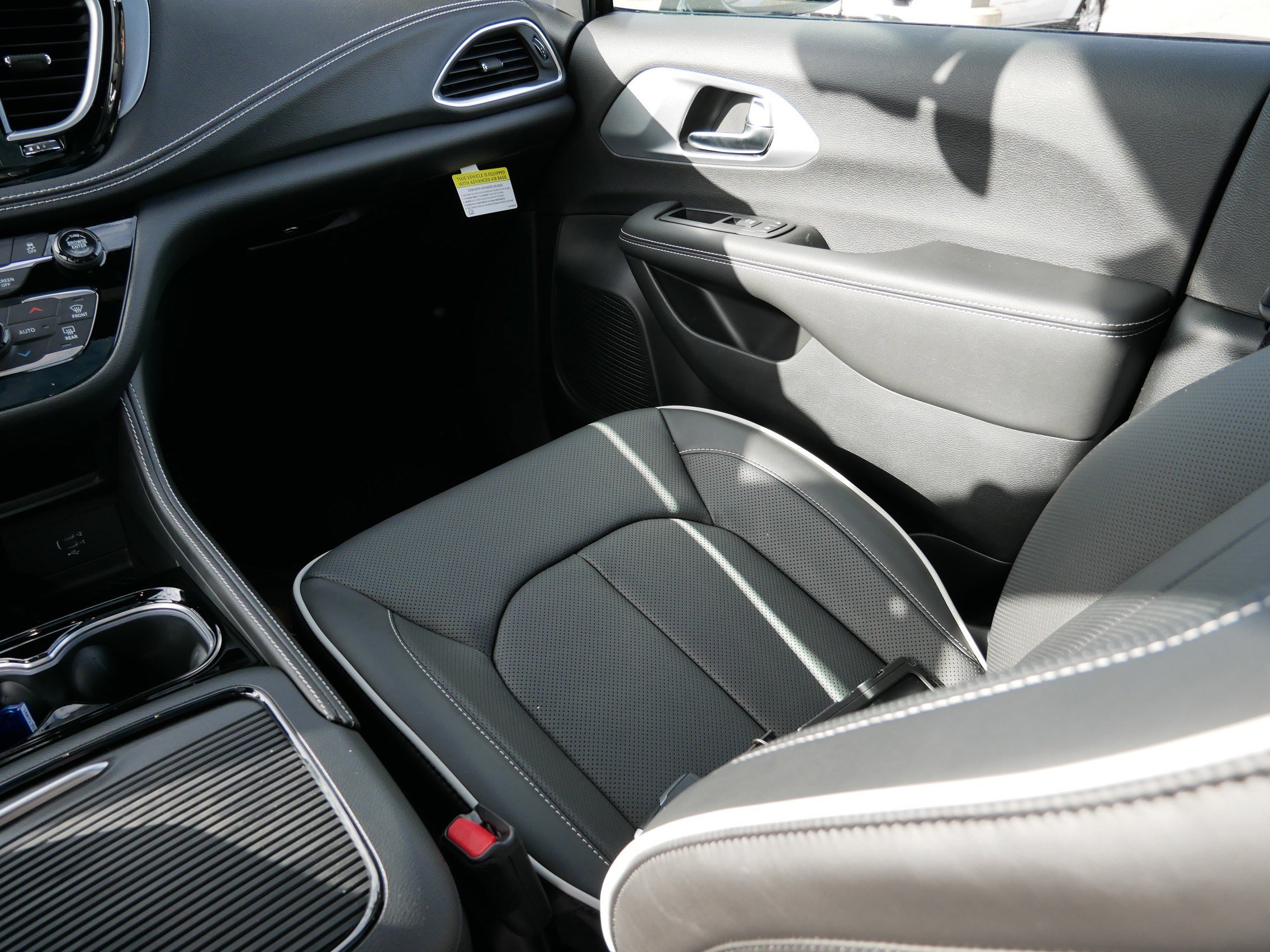 New 2026 Chrysler Pacifica Limited w/ S Appearance Package image 11