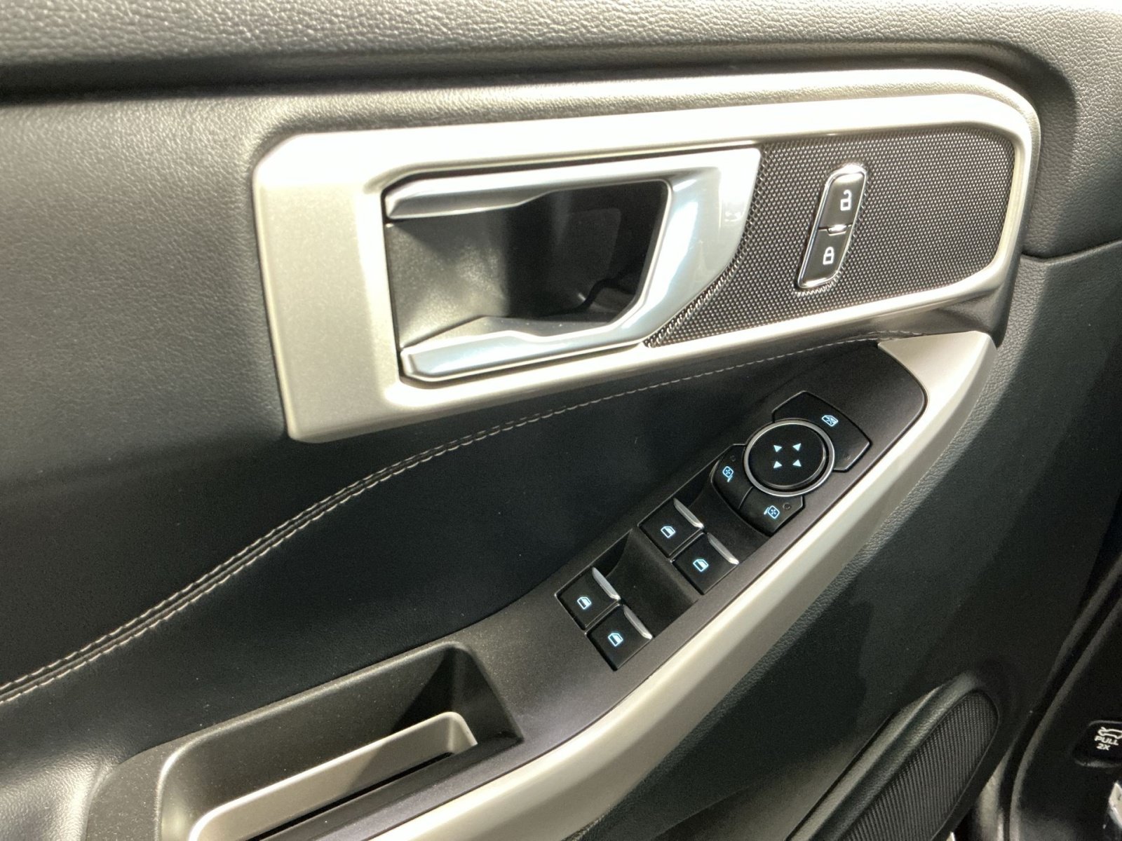 Used 2023 Ford Explorer XLT AWD/4WD image 16