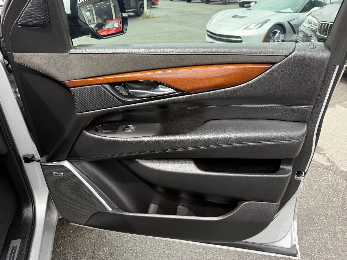 Used 2019 Cadillac Escalade ESV Premium Luxury AWD/4WD image 17