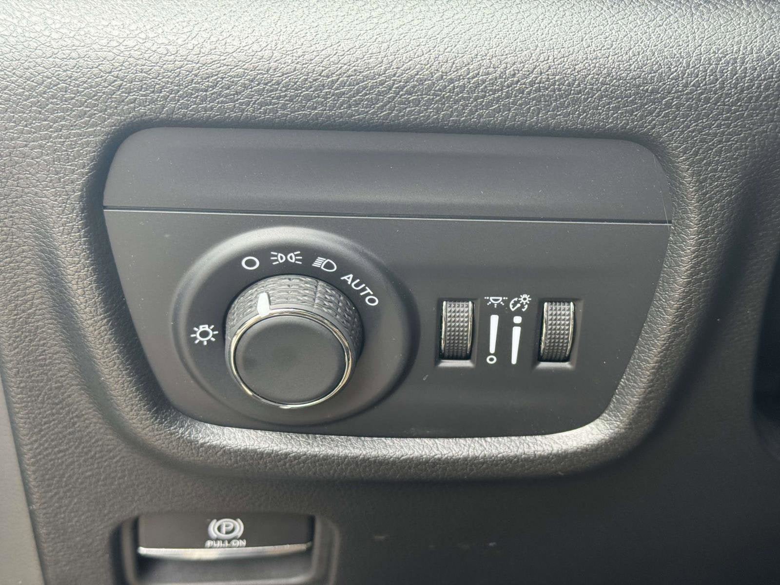 Used 2025 Jeep Grand Cherokee Laredo w/ Luxury Tech Group I AWD/4WD image 19