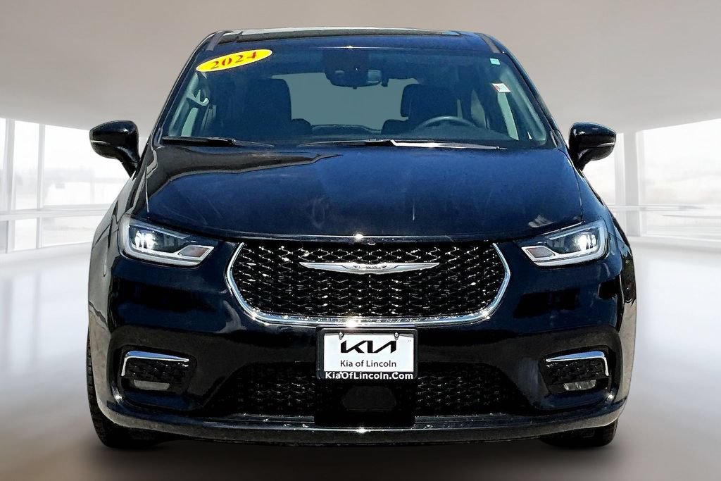 Used 2024 Chrysler Pacifica Touring-L FWD image 2