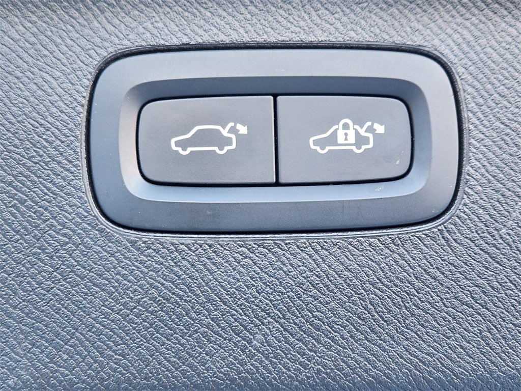 Used 2023 Volvo XC90 B5 Plus image 26