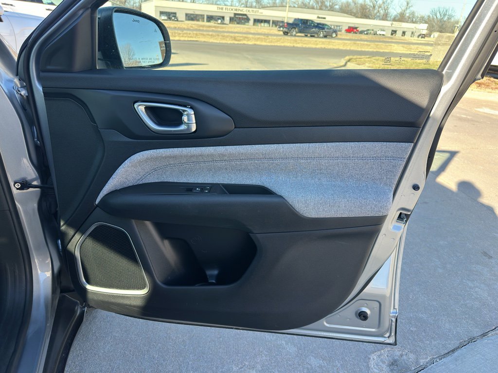 Used 2022 Jeep Compass Latitude w/ Convenience Group image 28