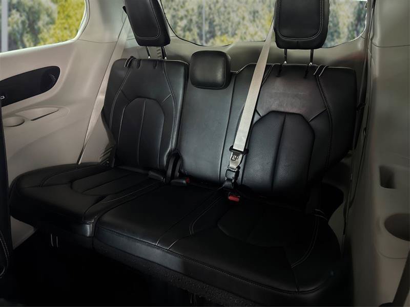Used 2023 Chrysler Pacifica Touring-L w/ Uconnect Theater Family Group FWD image 33