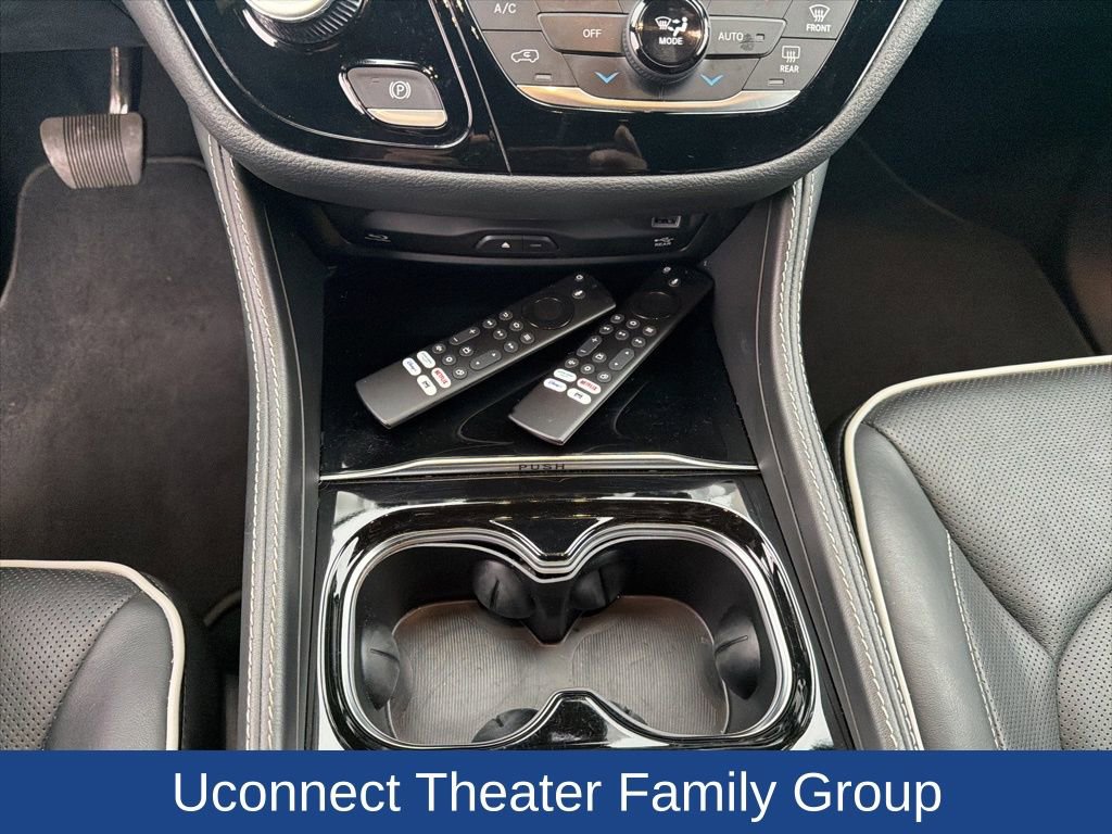Used 2023 Chrysler Pacifica Limited w/ Uconnect Theater Family Group image 31