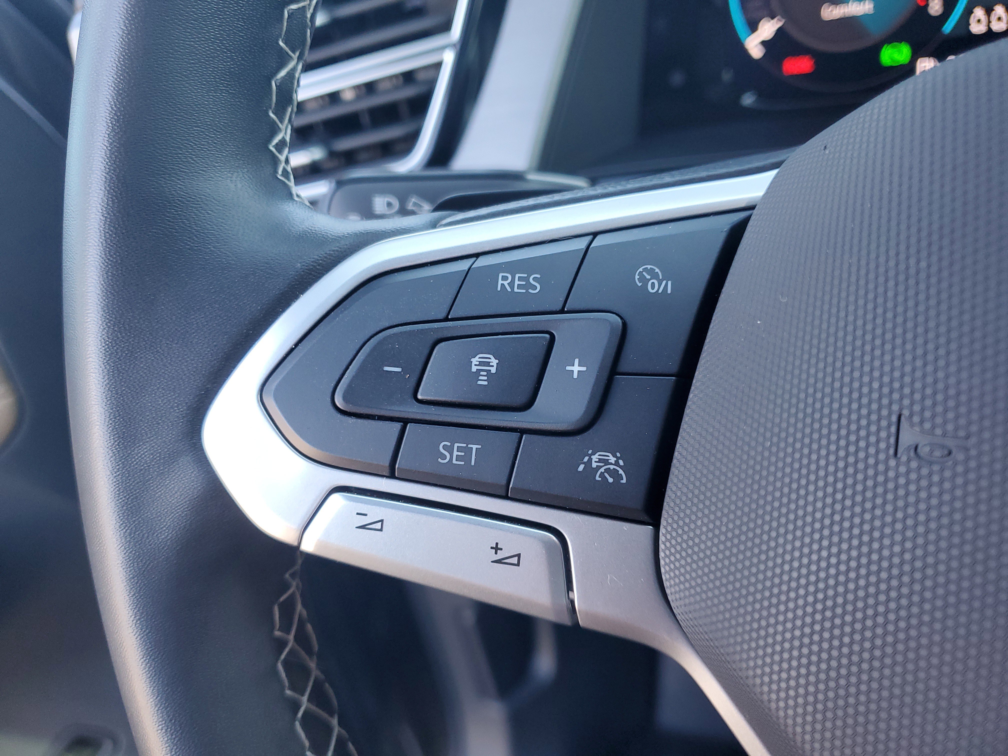 Used 2024 Volkswagen Atlas Cross Sport SE w/ Panoramic Sunroof Package image 20