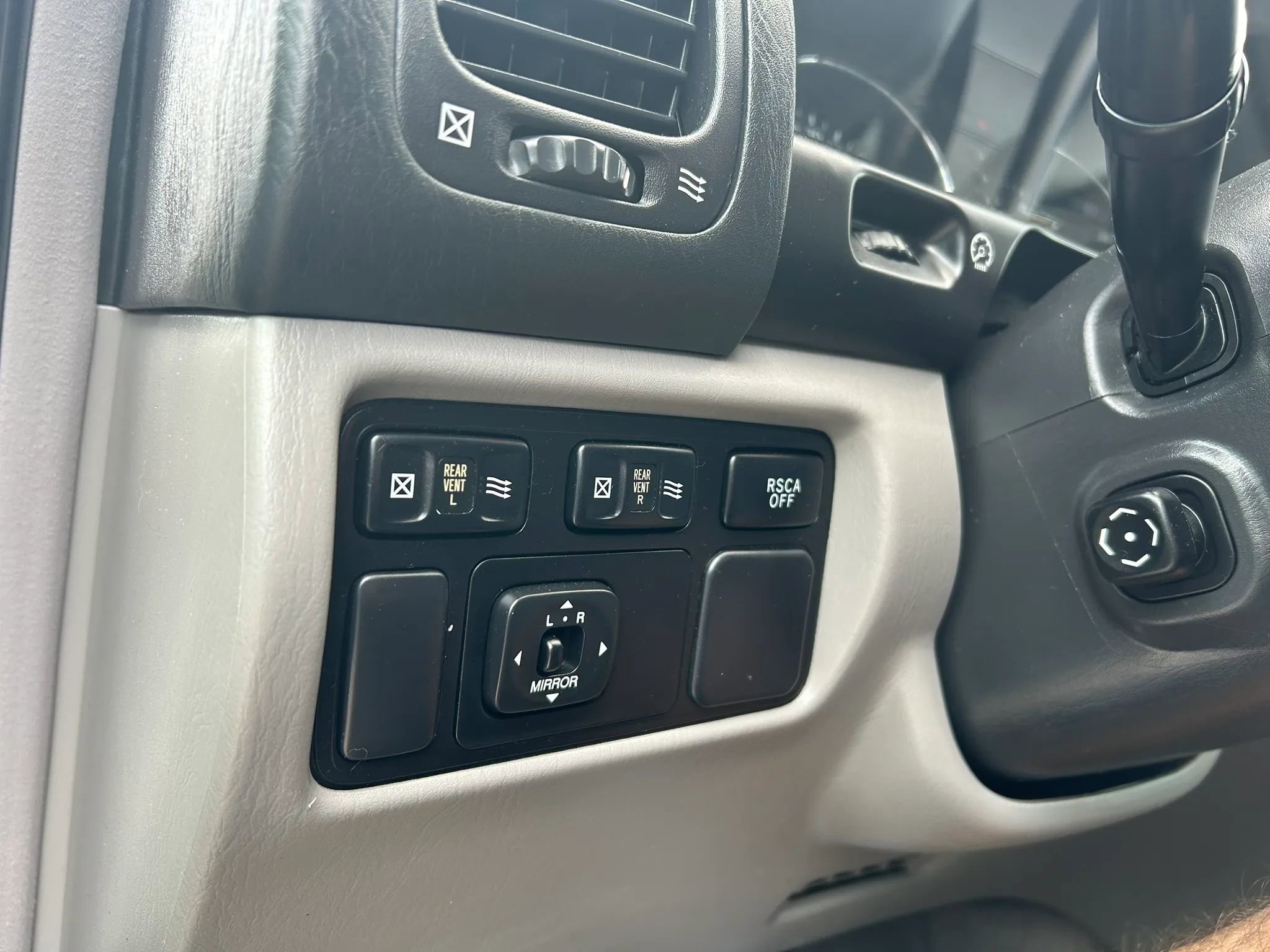 Used 2004 Toyota Land Cruiser AWD/4WD image 28