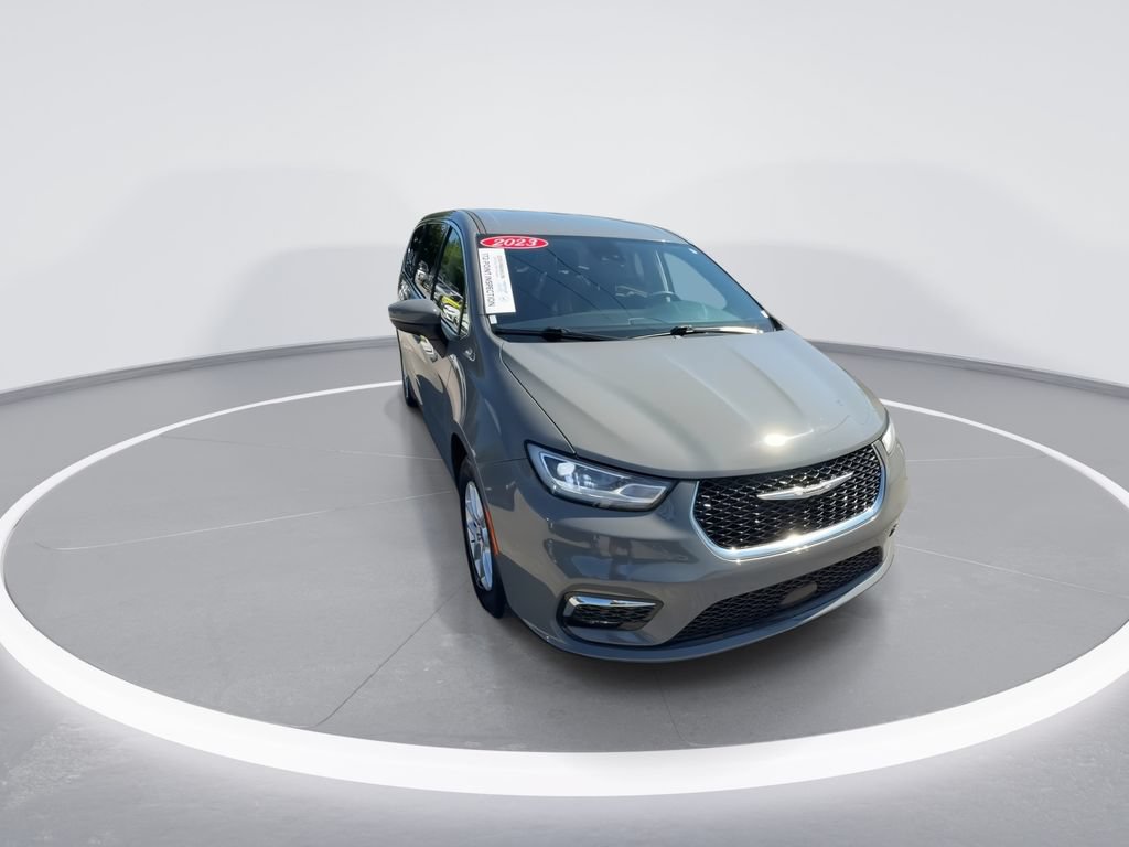 Used 2023 Chrysler Pacifica Touring-L FWD image 2