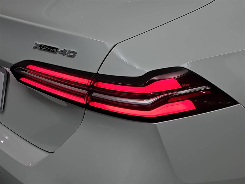 Used 2025 BMW i5 xDrive40 w/ Premium Package image 34