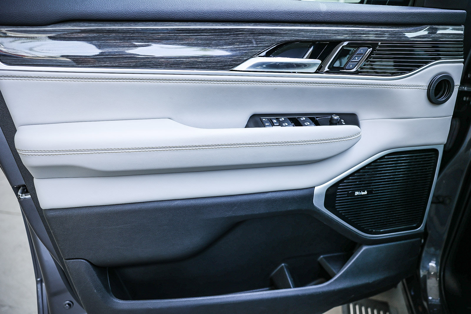 Used 2022 Jeep Wagoneer Series III w/ Premium Group I image 28