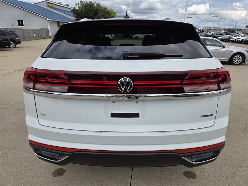 Used 2024 Volkswagen Atlas Cross Sport SE AWD/4WD image 4