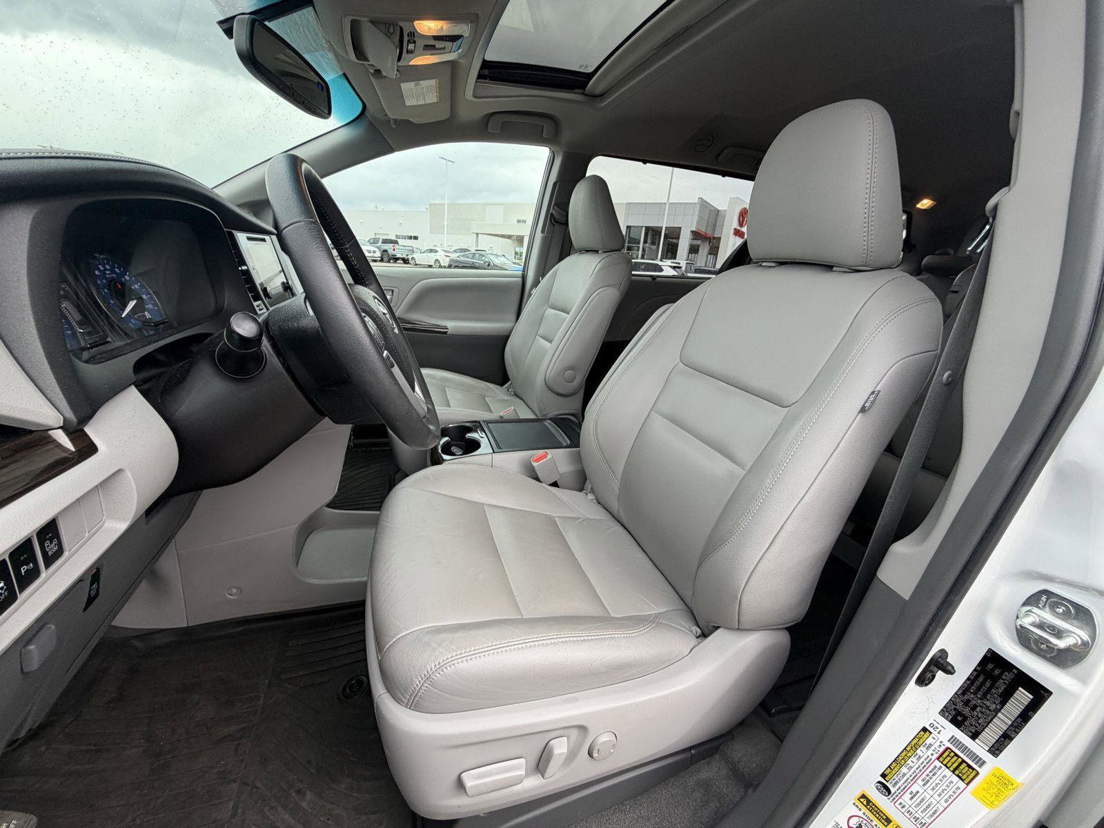 Used 2017 Toyota Sienna XLE w/ XLE Navigation Package FWD image 14