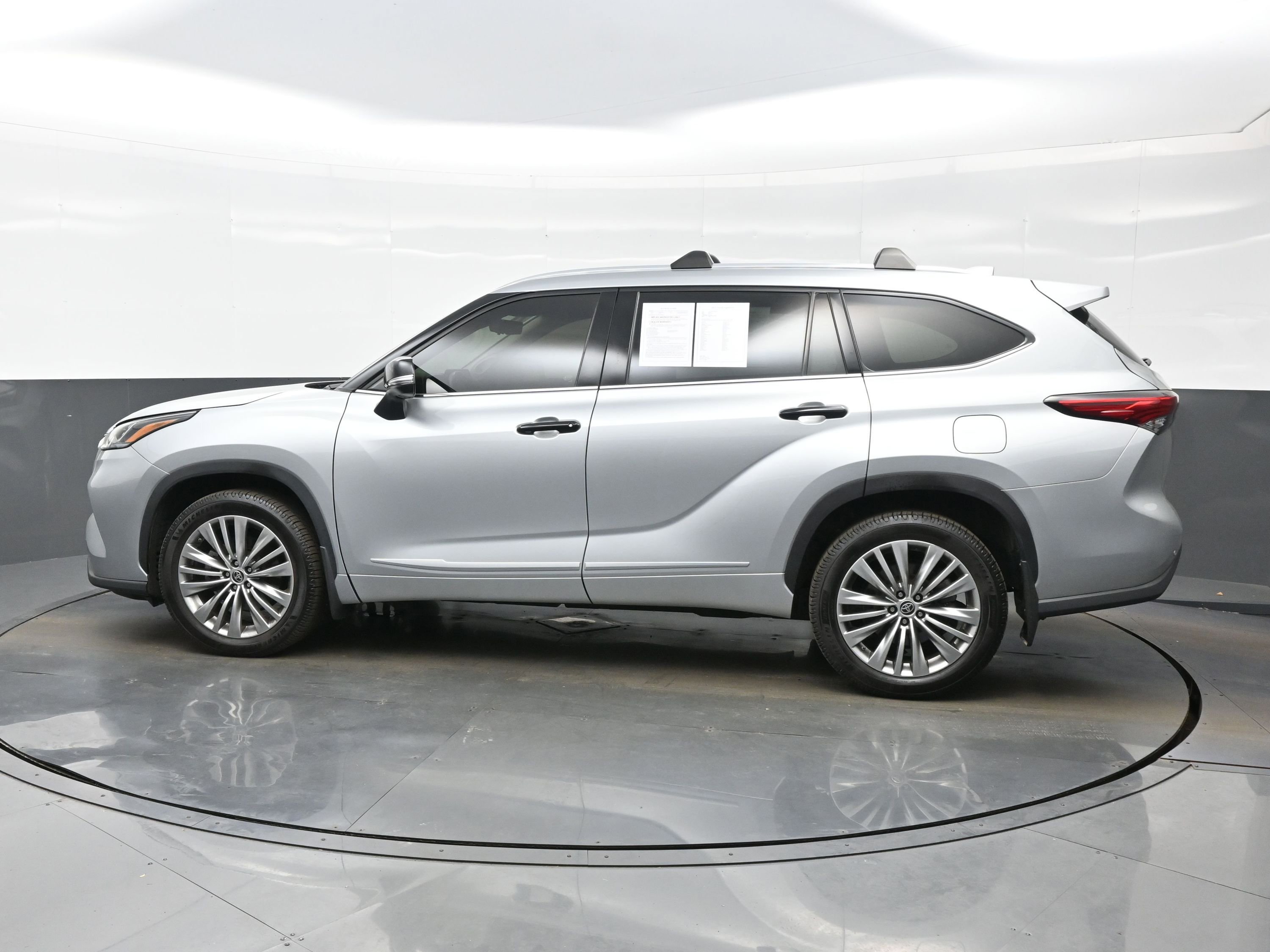 Used 2021 Toyota Highlander Platinum AWD/4WD image 3