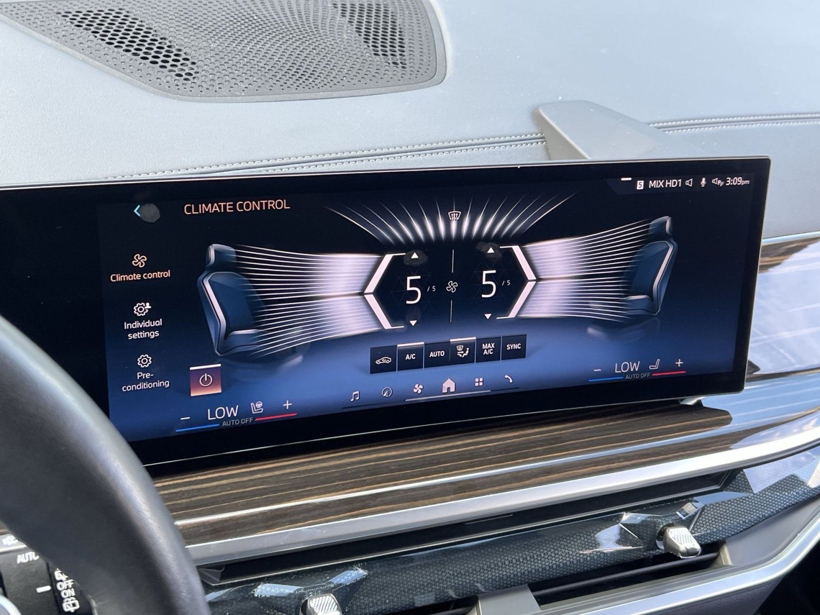 Used 2025 BMW X7 xDrive40i AWD/4WD image 26