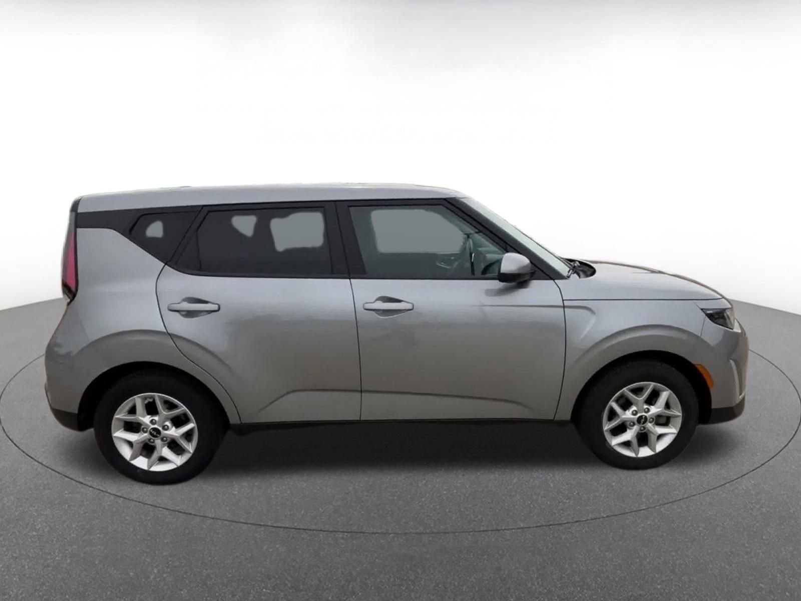 Used 2025 Kia Soul LX w/ LX Technology Package FWD image 16