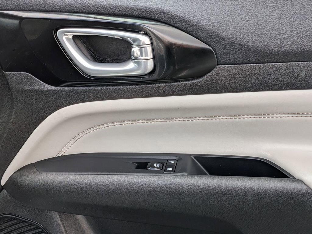 Used 2025 Jeep Compass Limited image 33