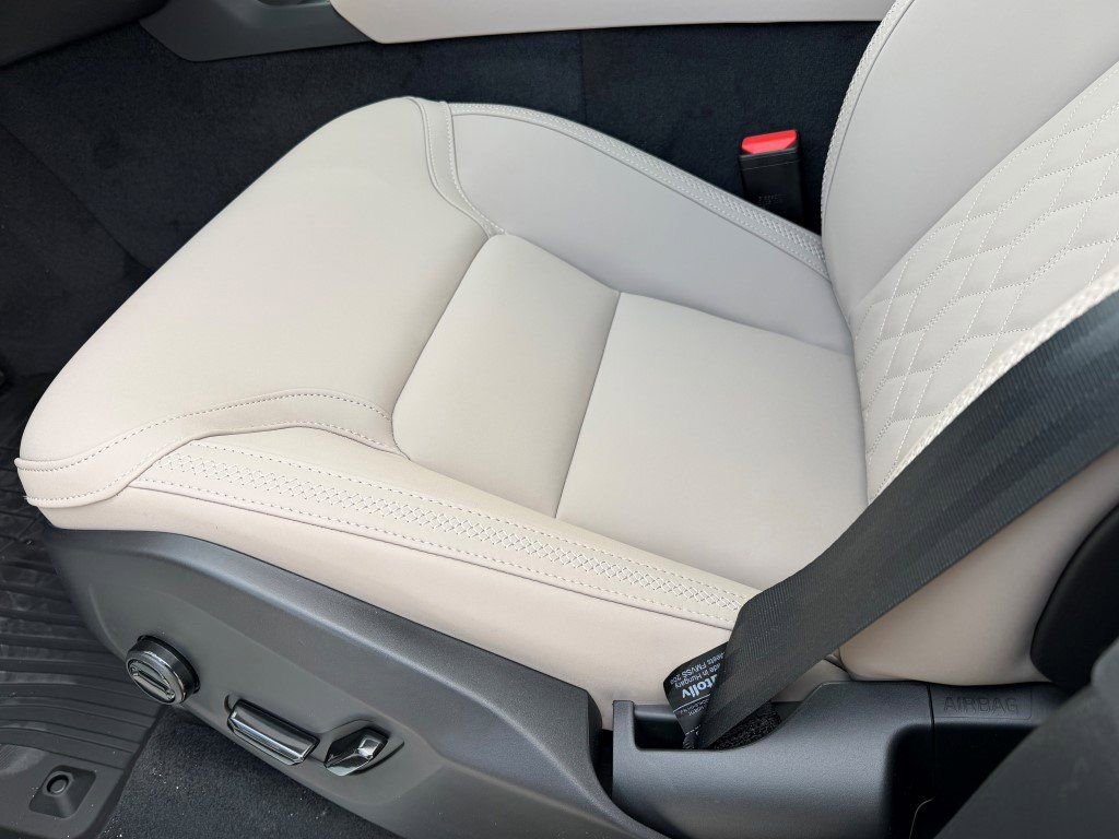 New 2026 Volvo XC90 B6 Plus w/ Protection Package Premier image 18