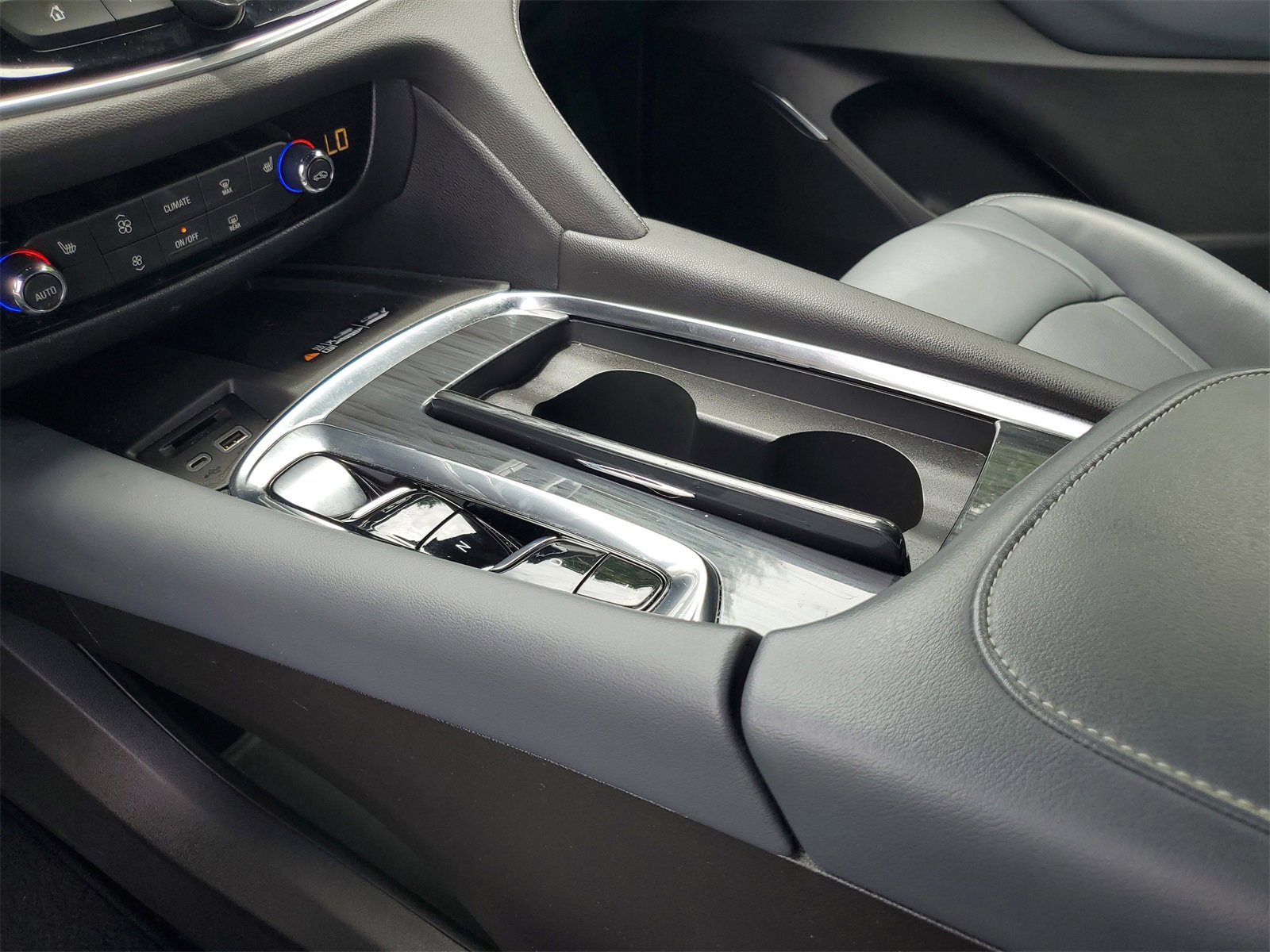 Used 2022 Buick Enclave Essence image 19