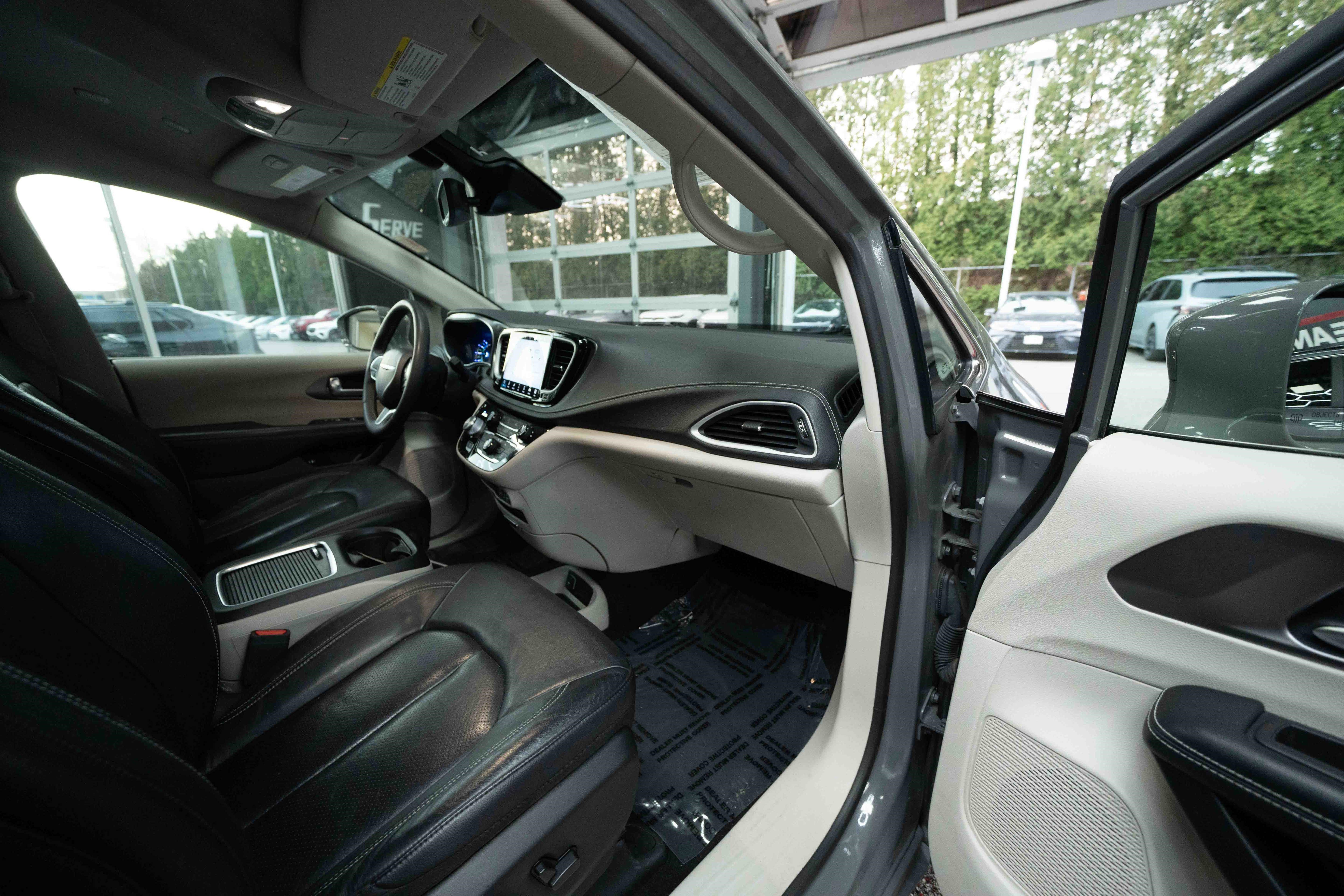 Used 2022 Chrysler Pacifica Touring-L w/ Uconnect Theater Family Group image 26