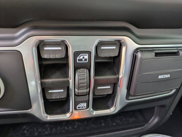 Used 2023 Jeep Wrangler Unlimited Sahara AWD/4WD image 23