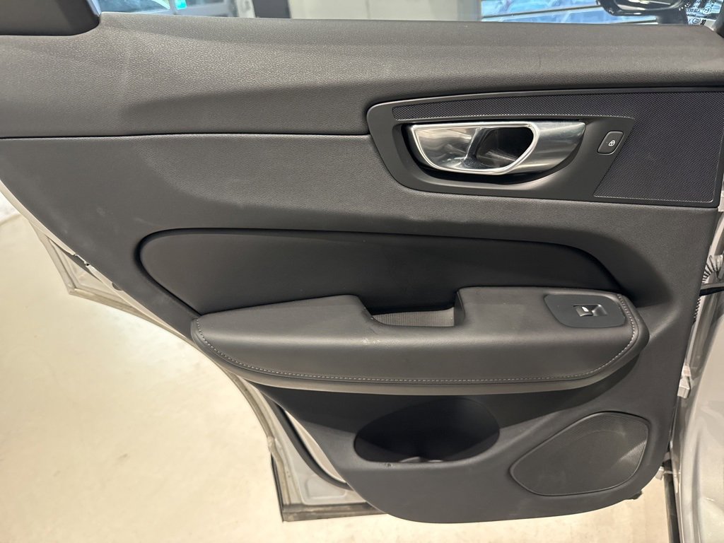 Used 2025 Volvo XC60 B5 Plus image 32